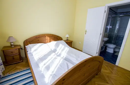 Anna Vend�gh�z, Hajd�szoboszl�