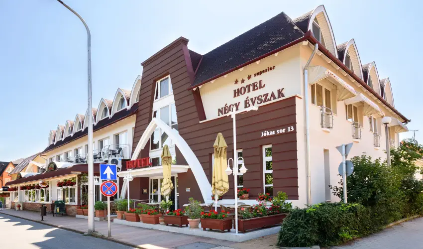 Hotel Ngy vszak Hajdszoboszl