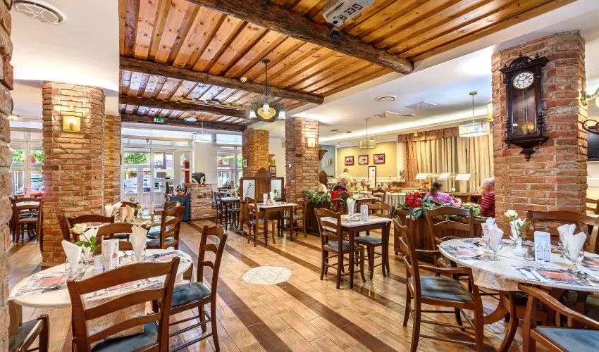 Hotel Ngy vszak Hajdszoboszl