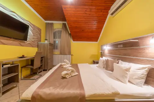 M�rv�ny Panzi�, Hajd�szoboszl�